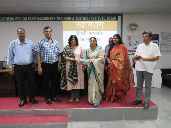./writereaddata/CImages/Prize distribution on the occasion of concluding day of Hindi Pakhwara, 21.JPG